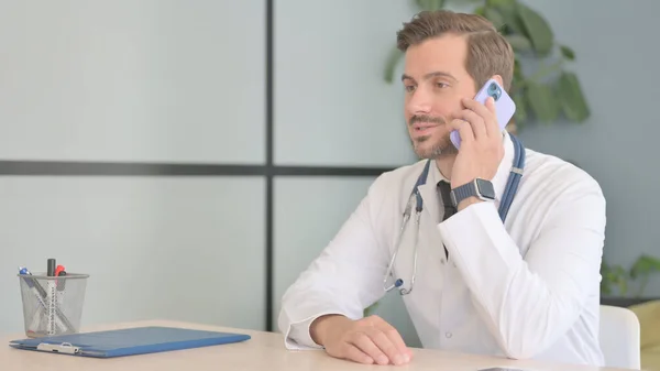 Male Doctor Talking Phone Clinic — Stock Photo, Image