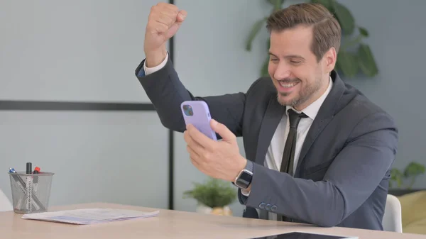 Geschäftsmann Feiert Erfolg Auf Dem Smartphone — Stockfoto
