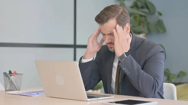 Geschäftsmann Mit Kopfschmerzen Arbeitet Laptop — Stockfoto