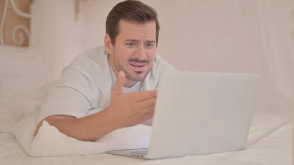 Fiatal Férfi Megdöbbent Veszteség Laptop Miközben Feküdt Gyomor Ágyban — Stock Fotó