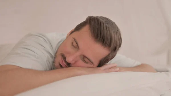 Unge Man Sover Medan Han Ligger Mage Sängen — Stockfoto