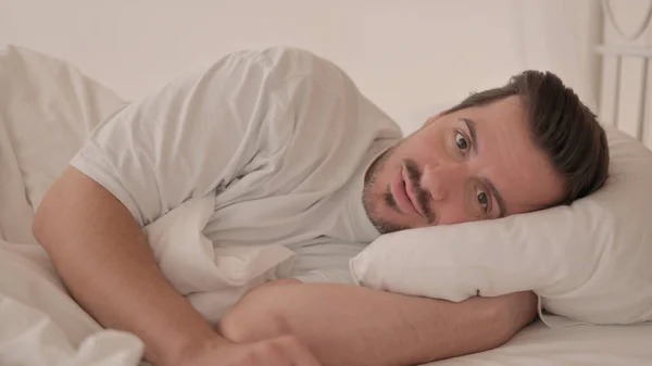Anak Muda Melakukan Video Chat Saat Berbaring Tempat Tidur Sisi — Stok Foto