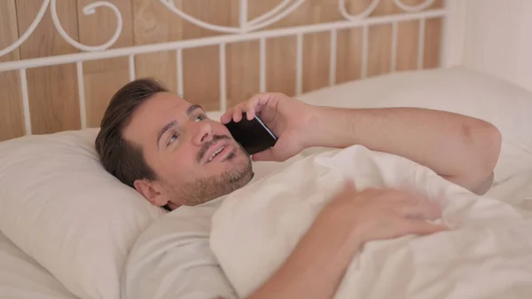 Junger Mann Telefoniert Bett — Stockfoto