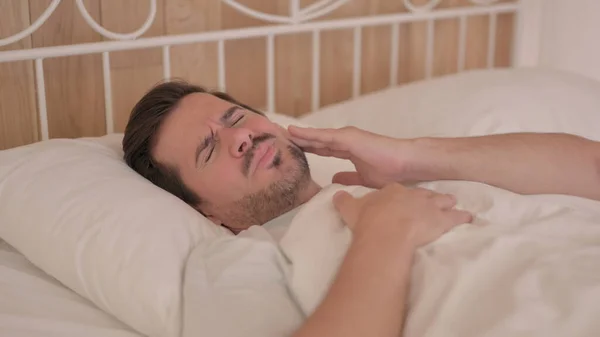 Junger Mann Mit Zahnschmerzen Bett Liegend — Stockfoto