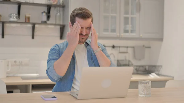 Junger Mann Mit Kopfschmerzen Arbeitet Laptop — Stockfoto