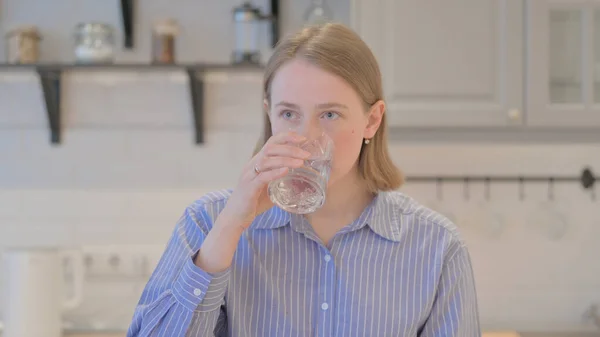 Portret Van Een Jonge Vrouw Die Water Drinkt Uit Glas — Stockfoto