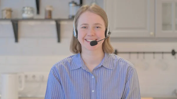 Νεαρή Γυναίκα Ακουστικά Χαμογελώντας Στην Κάμερα Στο Τηλεφωνικό Κέντρο — Φωτογραφία Αρχείου