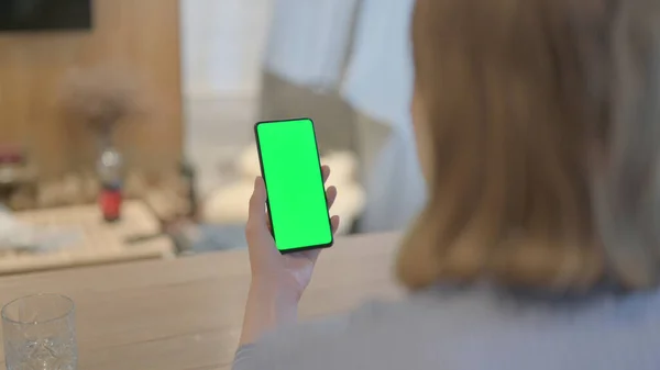 Nahaufnahme Einer Jungen Frau Die Ein Telefon Mit Grünem Bildschirm — Stockfoto