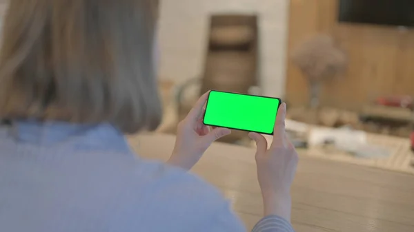 Mulher Jovem Segurando Telefone Com Tela Chave Chroma — Fotografia de Stock