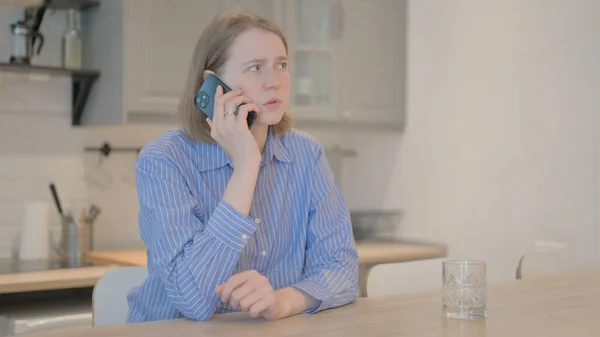 Mladá Žena Mluví Telefonu Diskutuje — Stock fotografie