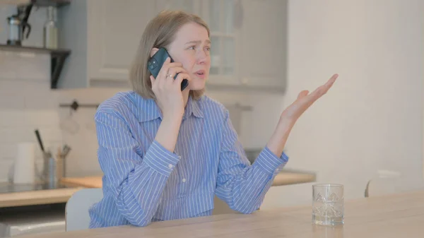 Irritado Jovem Mulher Argumentando Conversa Telefônica — Fotografia de Stock