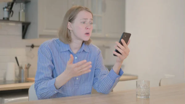 Empörte Junge Frau Bekommt Schock Auf Smartphone — Stockfoto
