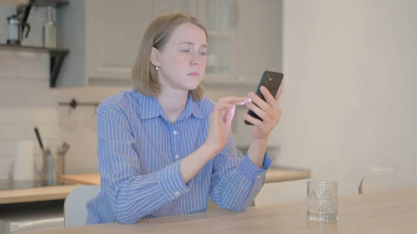 Ung Kvinna Som Använder Smartphone Jobbet — Stockfoto