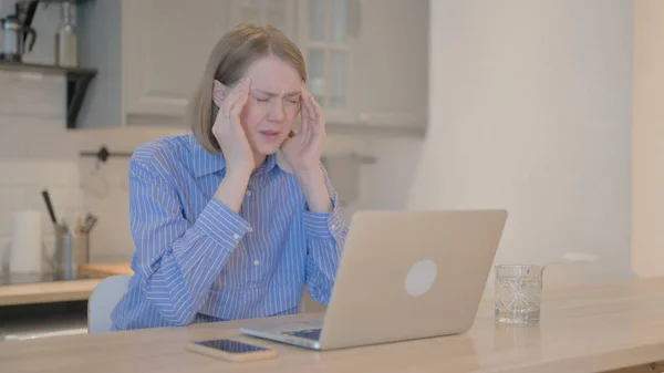 Junge Frau Mit Kopfschmerzen Arbeitet Laptop — Stockfoto