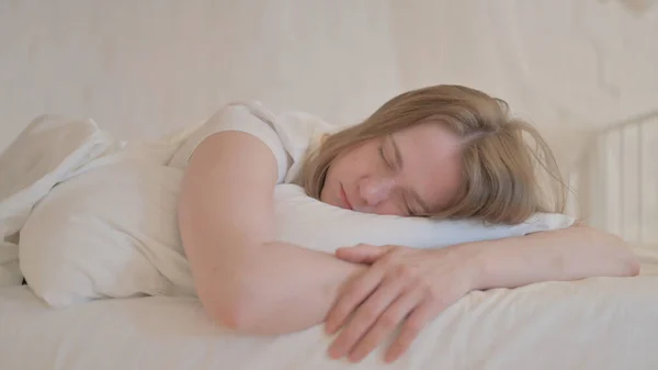 Ung Kvinna Sover Sängen Medan Hon Ligger Mage — Stockfoto