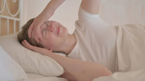 Sidovy Över Ung Kvinna Med Huvudvärk Liggande Sängen — Stockfoto