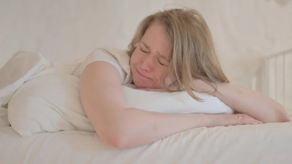 Üzgün Genç Bir Kadın Karın Üstü Yatarken Yatakta Ağlıyor — Stok fotoğraf