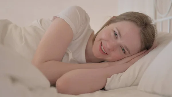 Leende Ung Kvinna Som Ligger Sängen Sidan — Stockfoto