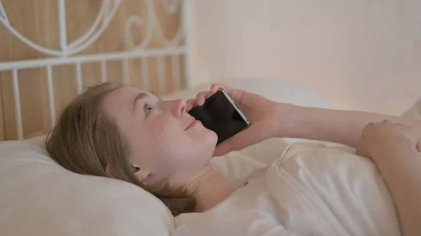 Sidovy Över Ung Kvinna Talar Telefon Sängen — Stockfoto