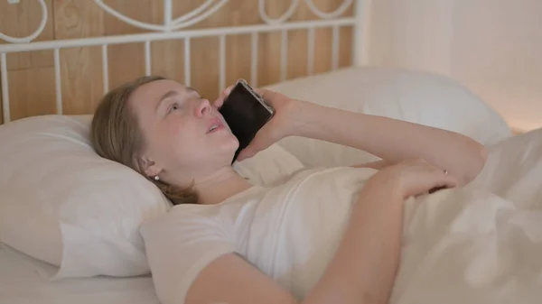 Młoda Kobieta Rozmowy Telefon Łóżku — Zdjęcie stockowe