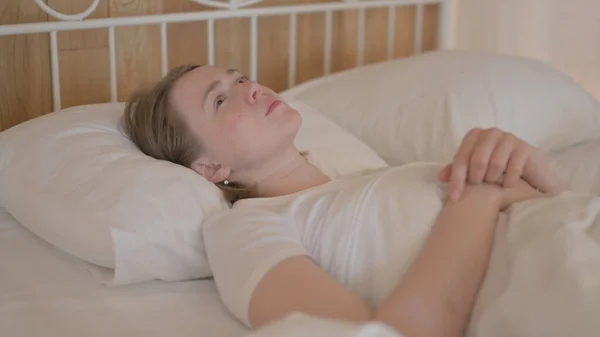 Μυαλωμένη Νεαρή Γυναίκα Ξαπλωμένη Στο Κρεβάτι — Φωτογραφία Αρχείου