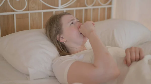 Wanita Muda Yang Sakit Batuk Saat Berbaring Tempat Tidur — Stok Foto