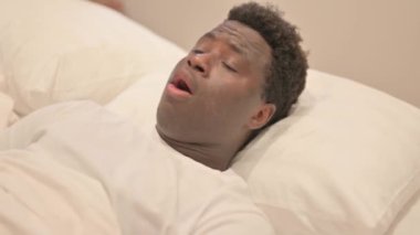 Şok Olgun Yetişkin Adam Kabustan Sonra Umutsuzca Uyanıyor