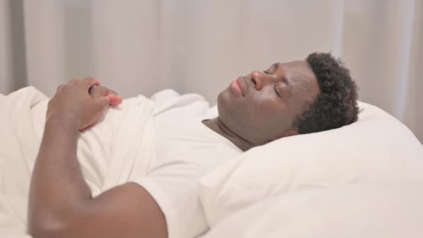 Vista Laterale Dell Uomo Adulto Maturo Che Dorme Letto — Video Stock