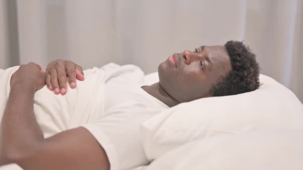 Zijaanzicht Van Pensive Volwassen Man Slapen Bed — Stockvideo