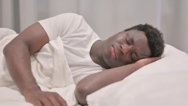 Öksüren Olgun Yetişkin Adam Yatakta Yatıyor — Stok video