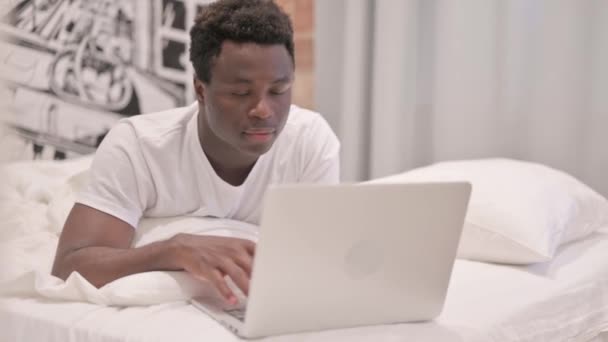 Dojrzały Dorosły Mężczyzna Świętuje Sukces Laptopie Leżąc Brzuchu Łóżku — Wideo stockowe