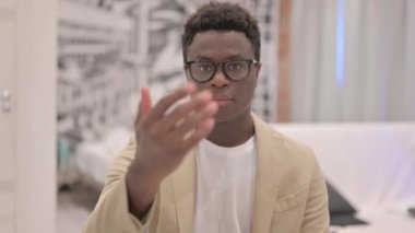 Yetişkin Adam 'ın Yeni İnsanları Davet Etme Portresi