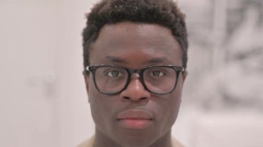 Ciddi adam yüzünü kapat