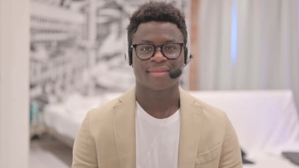 Νεαρός Ενήλικας Ακουστικά Χαμογελώντας Στην Κάμερα Στο Τηλεφωνικό Κέντρο — Αρχείο Βίντεο