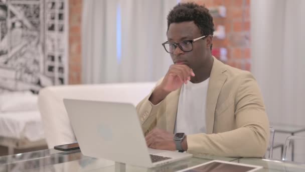 Volwassen Volwassen Man Denken Werken Laptop — Stockvideo