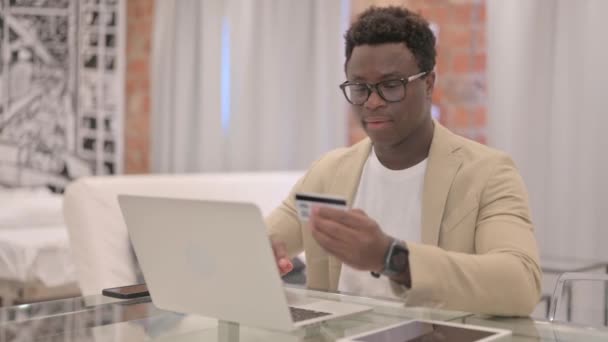 Udane Zakupy Online Przez Dojrzałego Dorosłego Człowieka Laptopie — Wideo stockowe