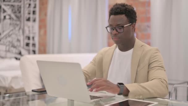 Gammal Vuxen Man Som Arbetar Laptop Tittar Mot Kameran — Stockvideo