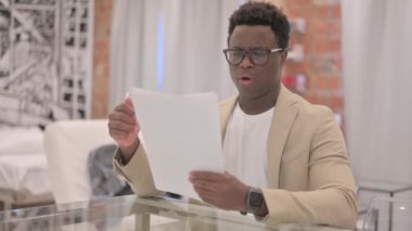 Üzgün Olgun Yetişkin Adam İş Raporuna Tepki Veriyor, Kayıp