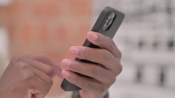 Närbild Man Hand Använda Smartphone — Stockvideo