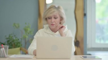 Yetişkin Adam Bilgisayarda Düşünüyor ve Çalışıyor