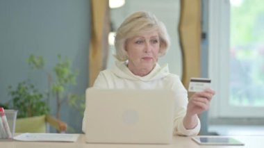 Olgun Yetişkin Adam tarafından Bilgisayarda Başarılı Çevrimiçi Alışveriş