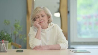 Yorgun Yetişkin Adam Ofiste Uyuyor, Dinlenmem gerek