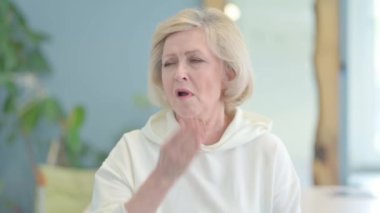 Esneyen Yetişkin Adam 'ın Dinlenmeye İhtiyaç Duyan Portresi