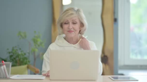 Онлайн Видео Чат Зрелого Взрослого Человека Ноутбуке — стоковое видео