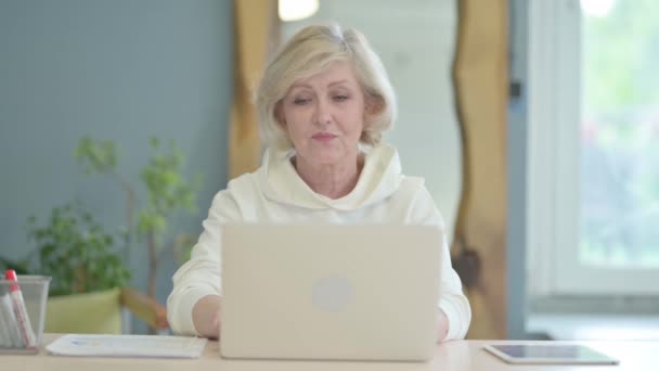 Зрелый Взрослый Человек Работающий Над Ноутбуком — стоковое видео
