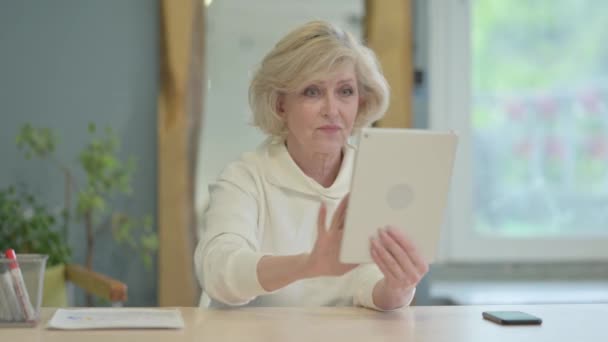 Yetişkin Adam Tablet Bilgisayarında Başarı Kutlaması — Stok video