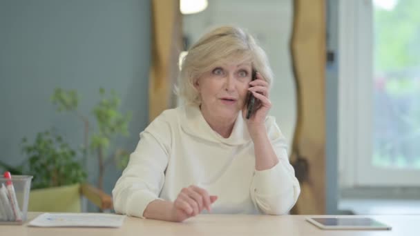Mature Adulte Homme Parler Sur Smartphone — Video