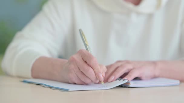Крупним Планом Дорослих Написання Листа — стокове відео