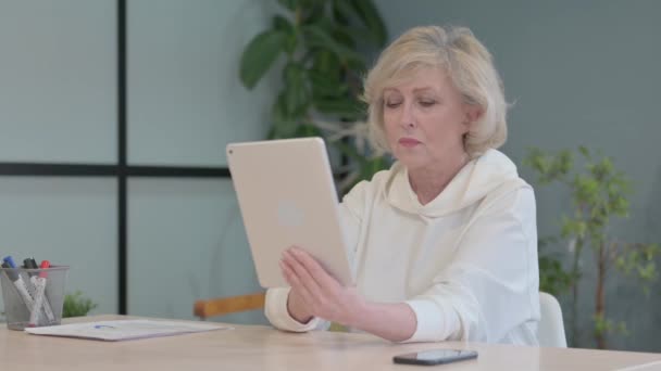 Mature Adult Man Upset Loss Tablet — Stockvideo