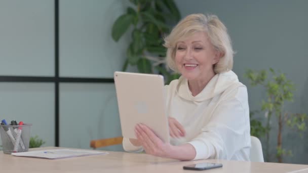 Yetişkin Adam Tabletteki Çevrimiçi Video Sohbeti — Stok video